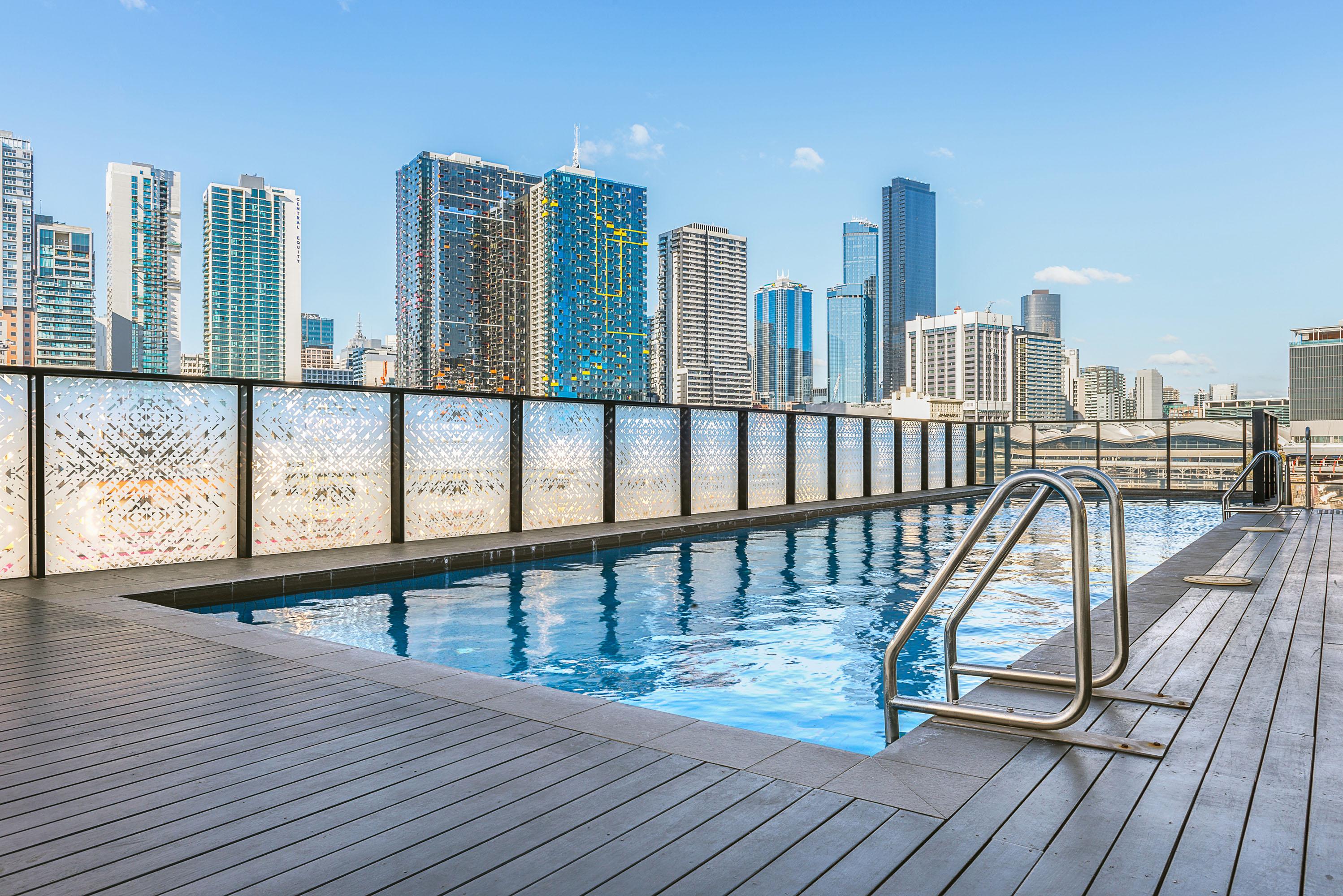 فندق Peppers Docklands ملبورن المظهر الخارجي الصورة View of the pool at the rooftop