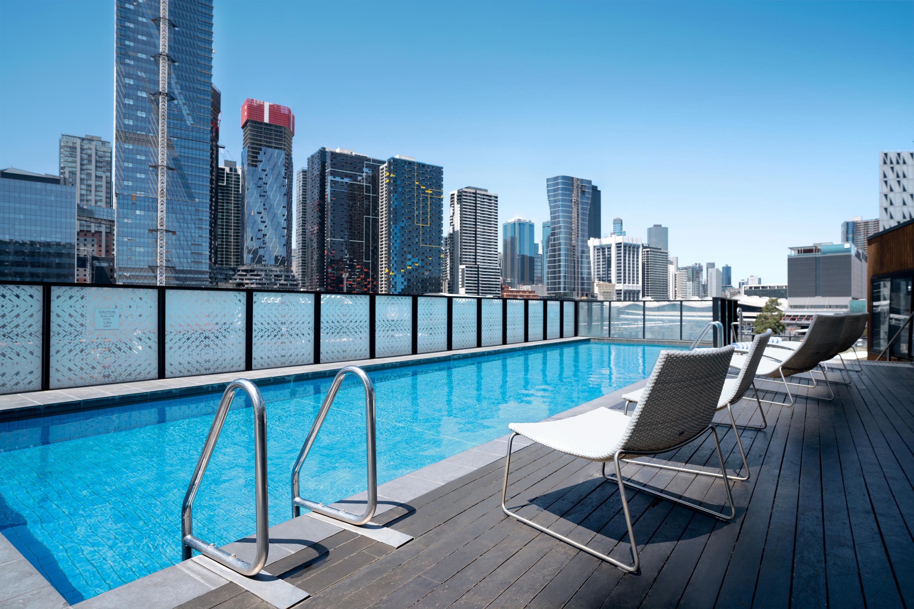فندق Peppers Docklands ملبورن المظهر الخارجي الصورة The rooftop pool at the Emporium Hotel Southbank