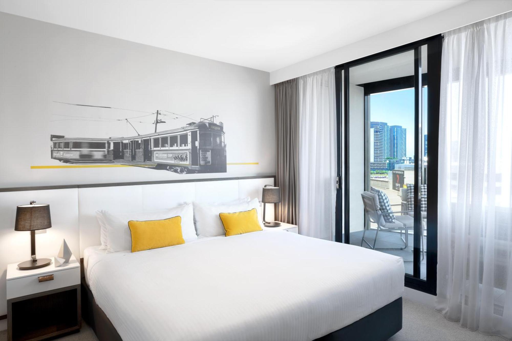 فندق Peppers Docklands ملبورن المظهر الخارجي الصورة A bedroom at the hotel