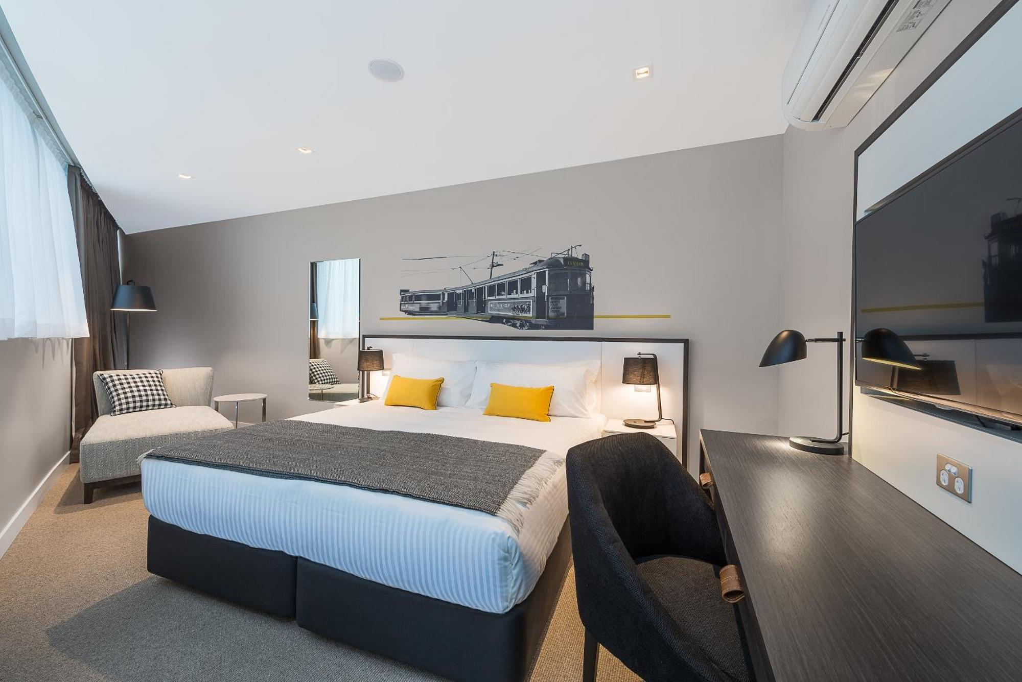 فندق Peppers Docklands ملبورن المظهر الخارجي الصورة A bedroom at the hotel